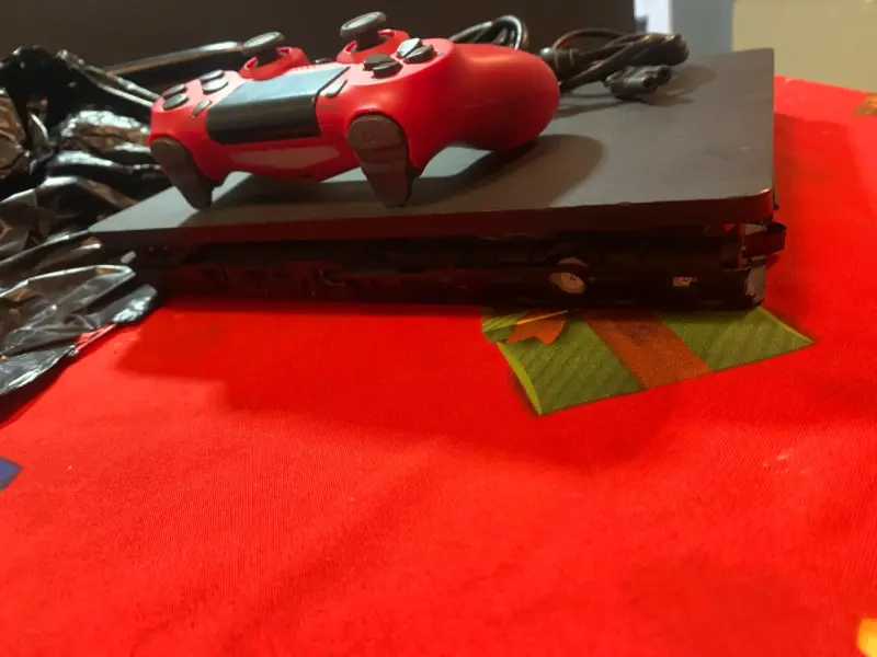 Consola de videojuegos con control rojo y cables - 2