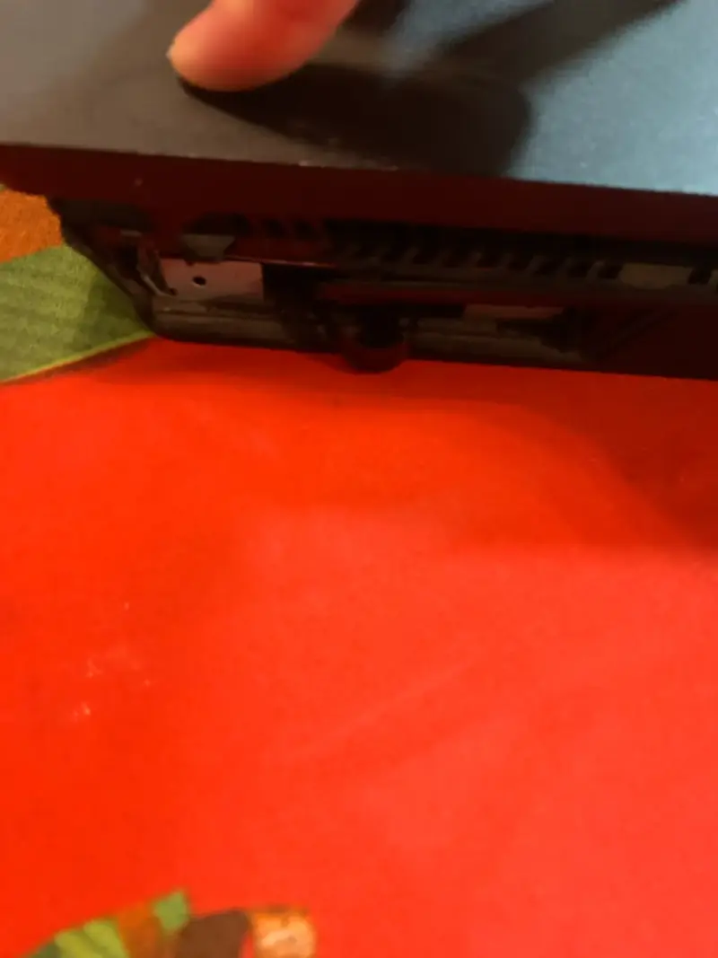 Consola de videojuegos con control rojo y cables - 3