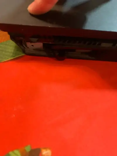 Consola de videojuegos con control rojo y cables - miniatura 3
