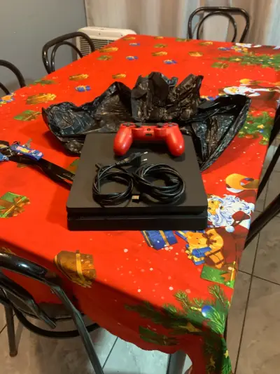 Consola de videojuegos con control rojo y cables - miniatura 5