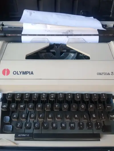 Máquina de Escribir Olympia Carina 3 en Buen Estado - miniatura 1