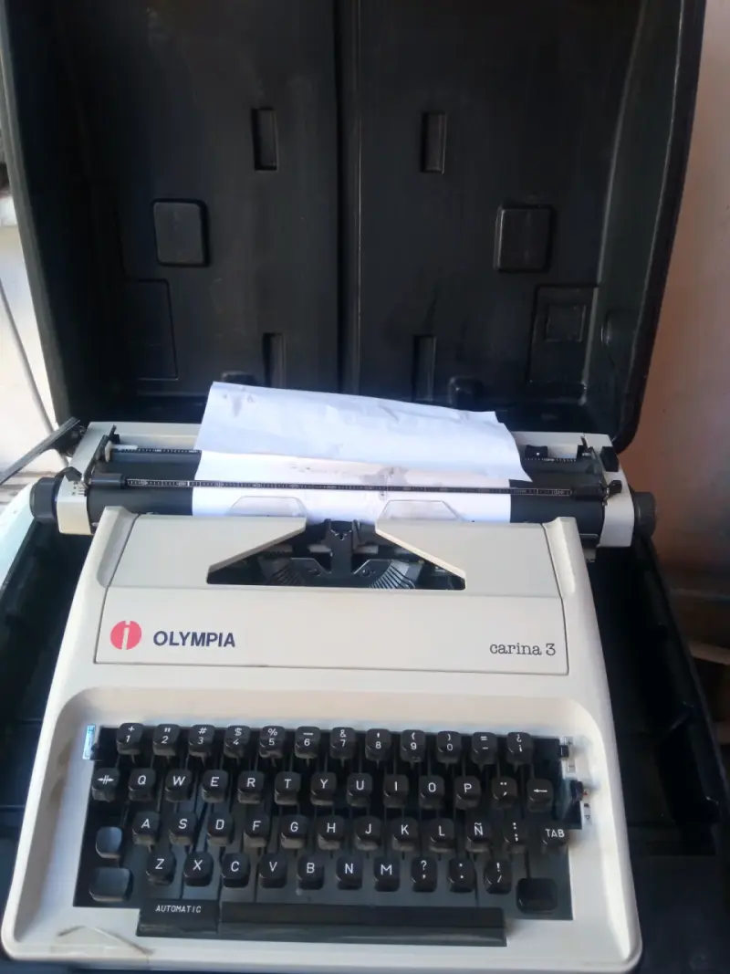 Máquina de Escribir Olympia Carina 3 en Buen Estado - 2