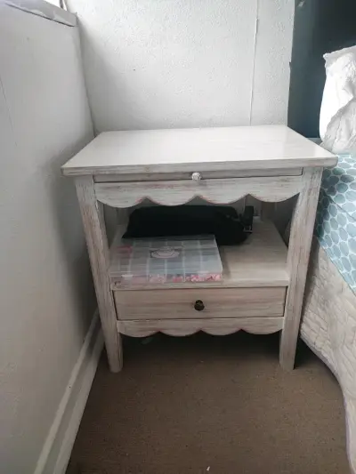 Mesa de noche de madera estilo vintage - miniatura 1