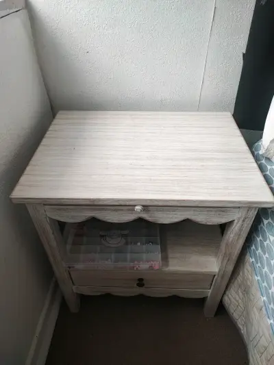 Mesa de noche de madera estilo vintage - miniatura 2