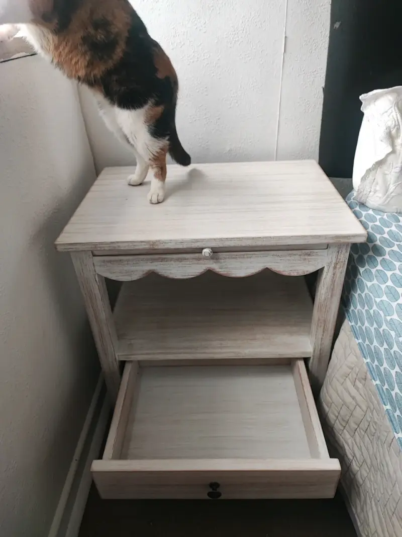 Mesa de noche de madera estilo vintage - 3