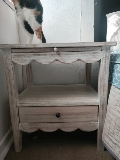 Mesa de noche de madera estilo vintage - miniatura 4