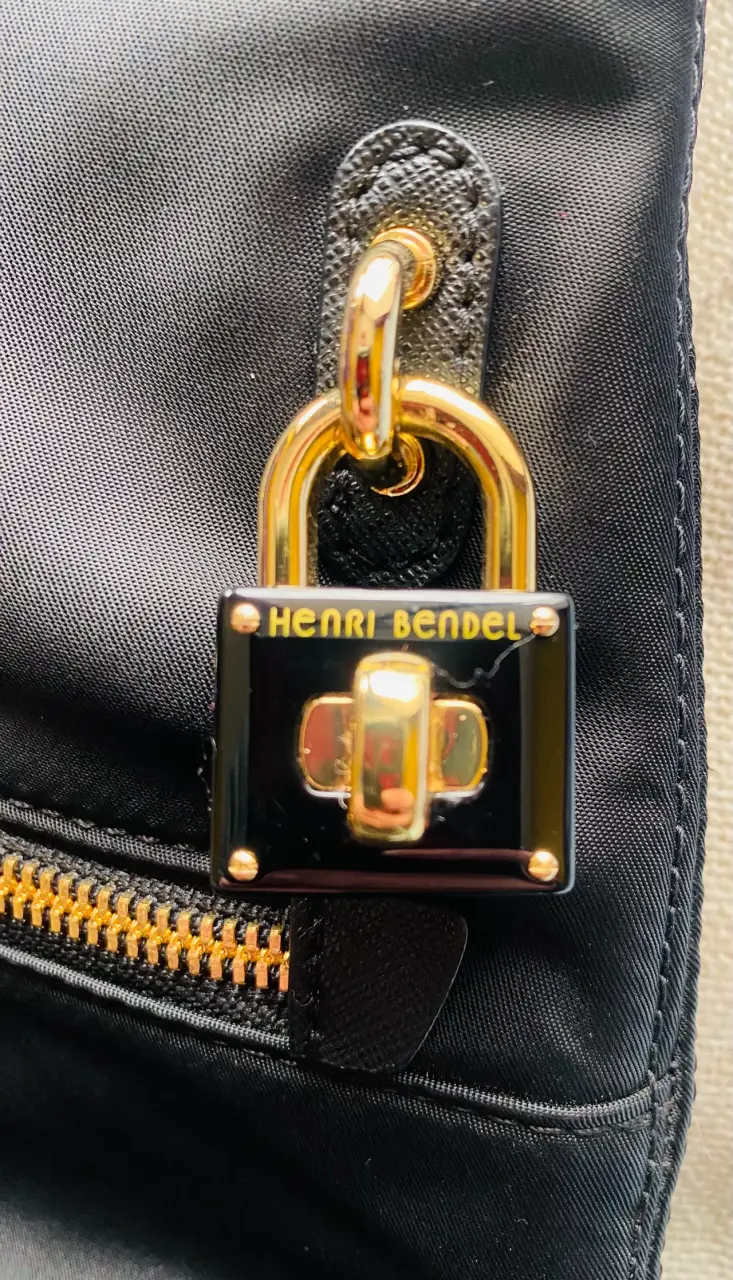 Bolso de mano negro Henri Bendel con detalles dorados - 2