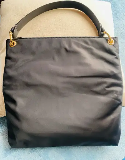 Bolso de mano negro Henri Bendel con detalles dorados - miniatura 3