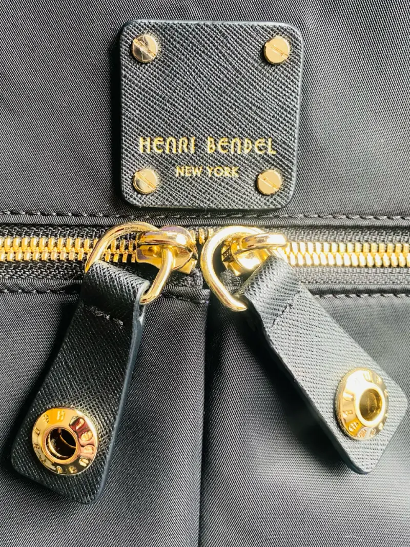 Bolso de mano negro Henri Bendel con detalles dorados - 4