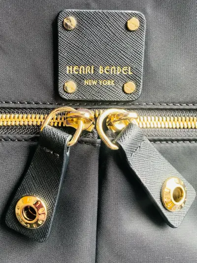 Bolso de mano negro Henri Bendel con detalles dorados - miniatura 4