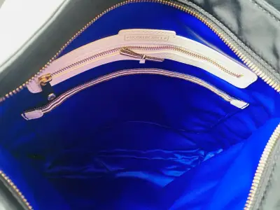 Bolso de mano negro Henri Bendel con detalles dorados - miniatura 5
