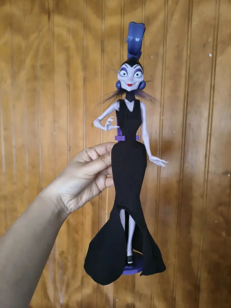 Muñeca de colección Yzma con vestido negro - 1