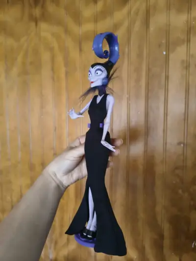 Muñeca de colección Yzma con vestido negro - miniatura 2