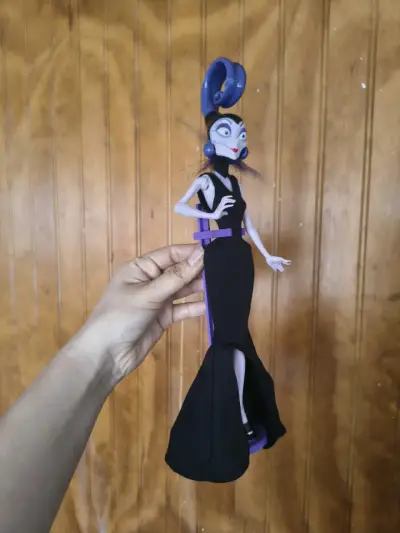Muñeca de colección Yzma con vestido negro - miniatura 3