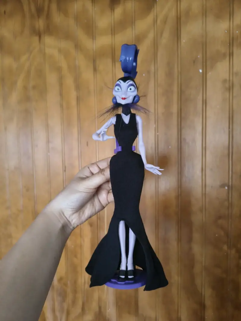 Muñeca de colección Yzma con vestido negro - 4