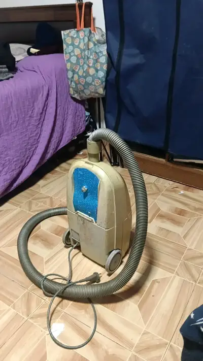 Aspiradora vintage Hitachi 1100 - miniatura 1