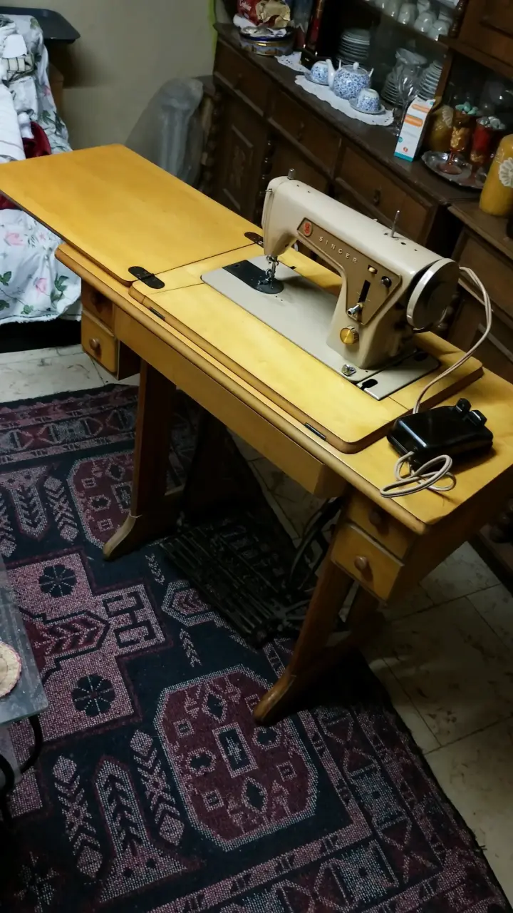 Máquina de Coser Singer con Mesa de Madera - 2