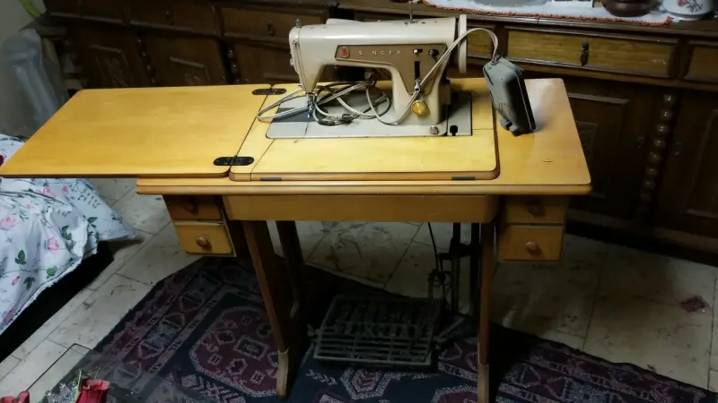Máquina de Coser Singer con Mesa de Madera - 4