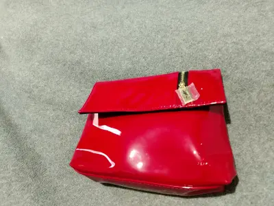 Cartera de mano roja brillante - miniatura 1
