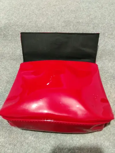 Cartera de mano roja brillante - miniatura 3