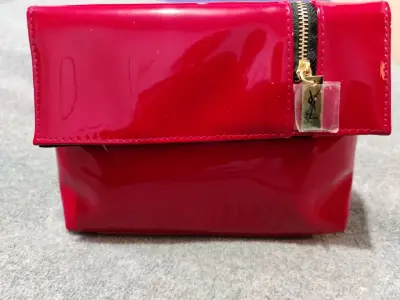 Cartera de mano roja brillante - miniatura 4