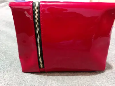 Cartera de mano roja brillante - miniatura 5