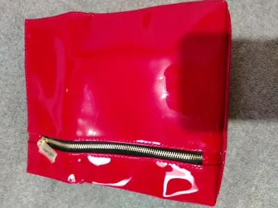 Cartera de mano roja brillante - miniatura 6