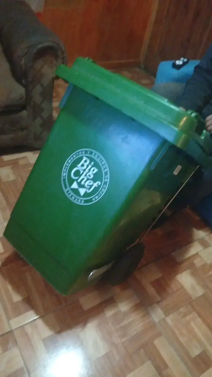 Contenedor de Basura Verde con Ruedas - 5