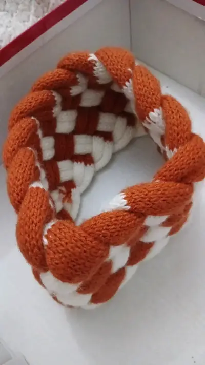 Cintillo tejido a mano naranja y blanco - miniatura 1