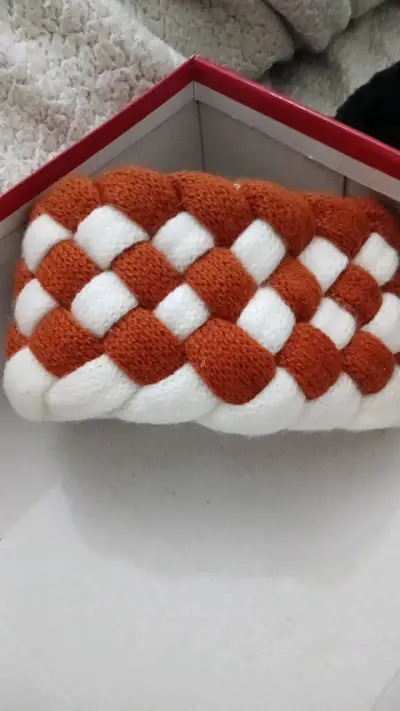 Cintillo tejido a mano naranja y blanco - miniatura 2