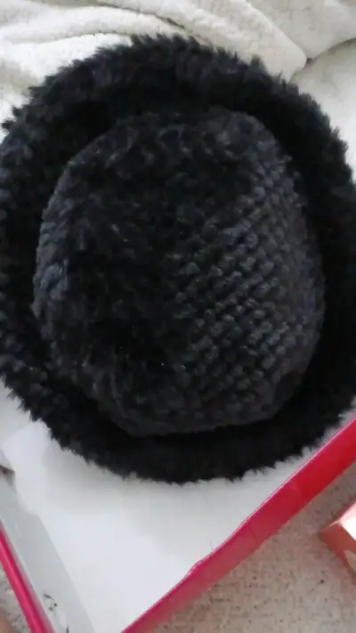 Sombrero de invierno negro de lana - miniatura 1