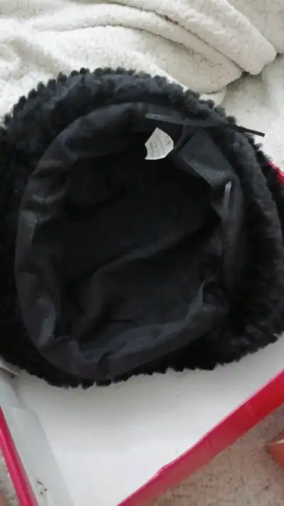 Sombrero de invierno negro de lana - miniatura 2