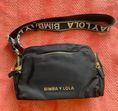 Bolso bandolera negro Bimba y Lola con detalles dorados - miniatura 1