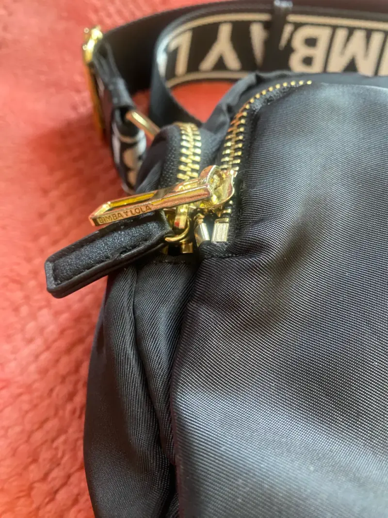 Bolso bandolera negro Bimba y Lola con detalles dorados - 2