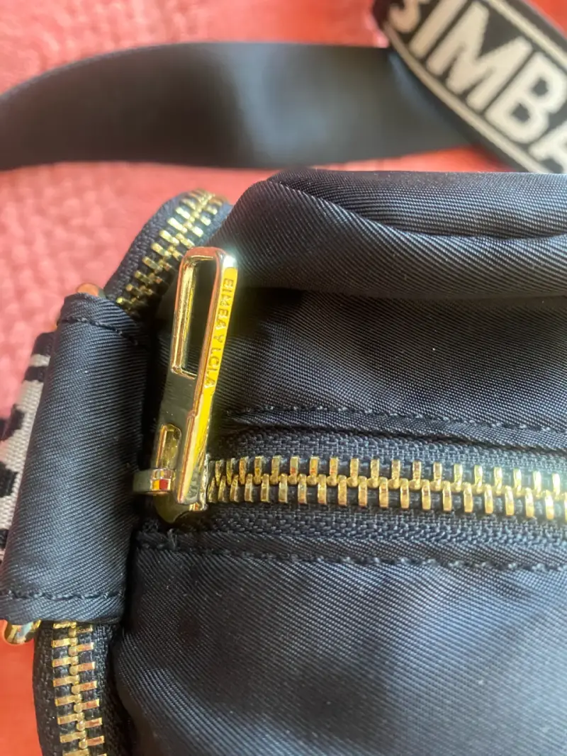 Bolso bandolera negro Bimba y Lola con detalles dorados - 3