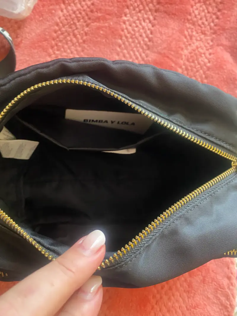 Bolso bandolera negro Bimba y Lola con detalles dorados - 5