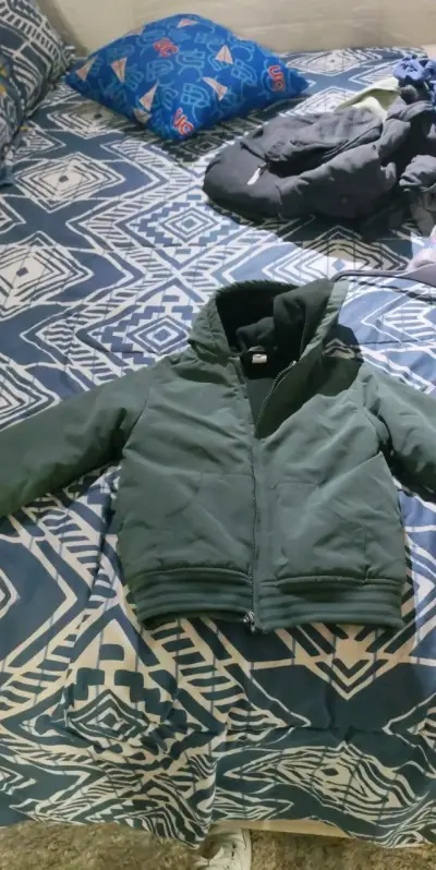 Chaqueta verde con capucha para niño - miniatura 1