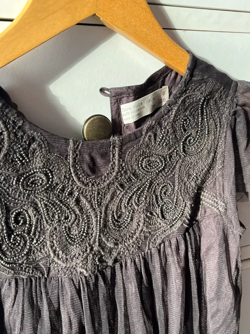 Vestido Zara Kids gris con bordado elegante - 2