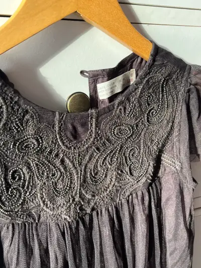 Vestido Zara Kids gris con bordado elegante - miniatura 2