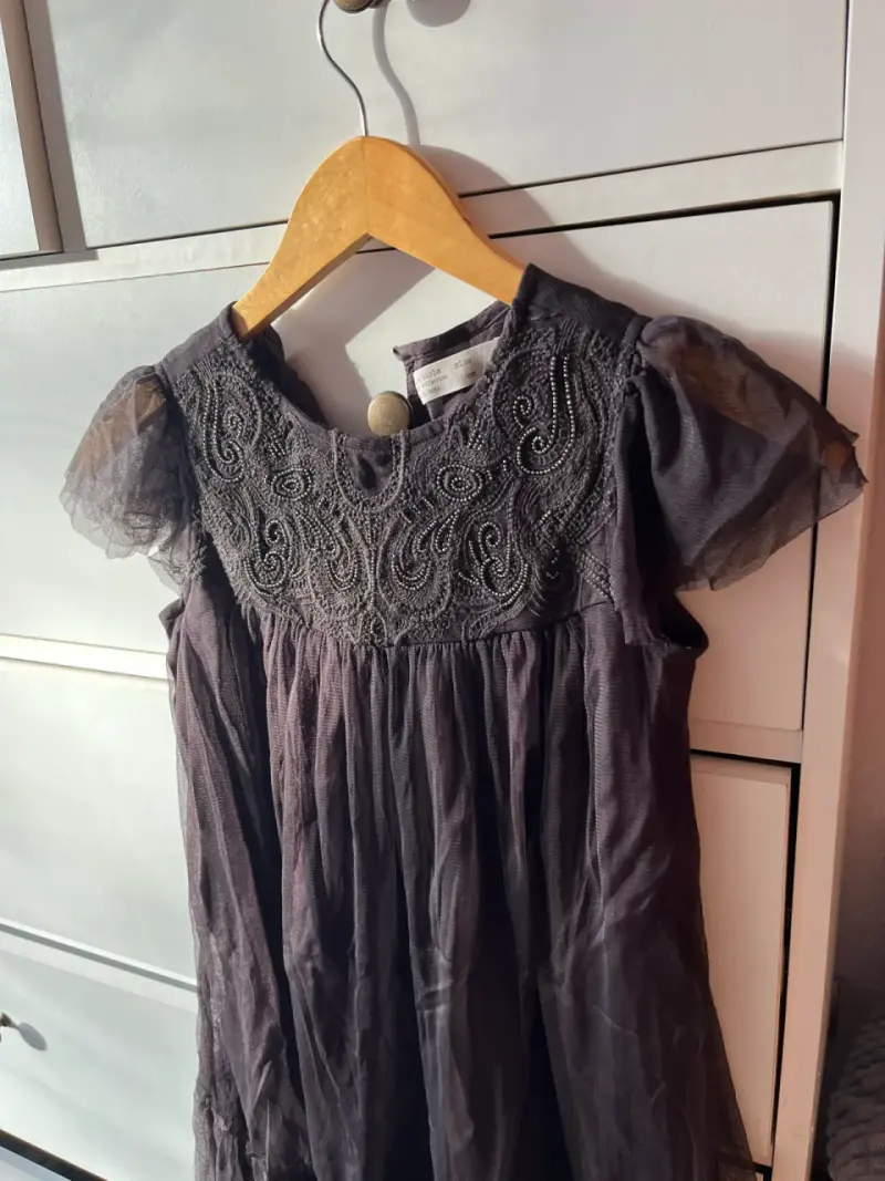 Vestido Zara Kids gris con bordado elegante - 3