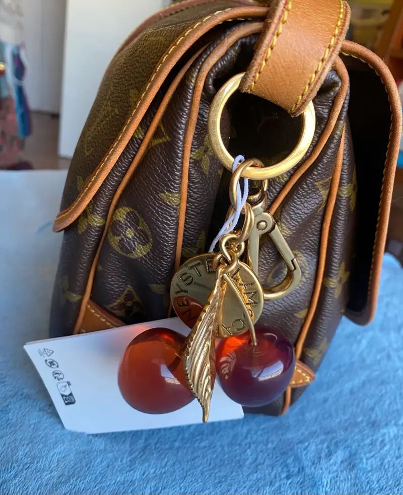 Llavero de cerezas Stella McCartney dorado