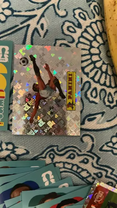 Lámina  coleccionable Panini holográfica de fútbol - miniatura 1