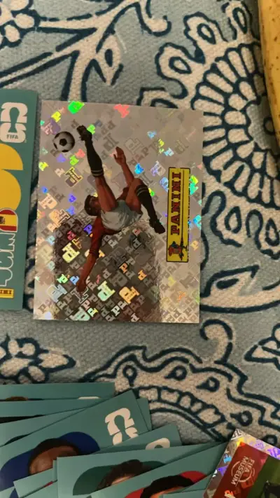 Lámina  coleccionable Panini holográfica de fútbol - miniatura 2