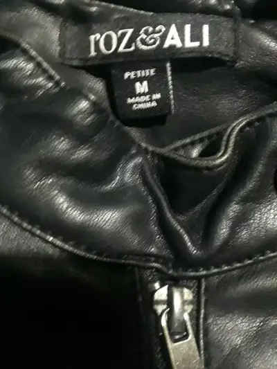 Chaqueta de cuerina negra para mujer - miniatura 2