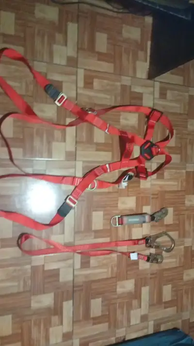 Arnés de seguridad rojo con ganchos - miniatura 1