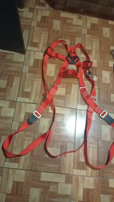 Arnés de seguridad rojo con ganchos - miniatura 2