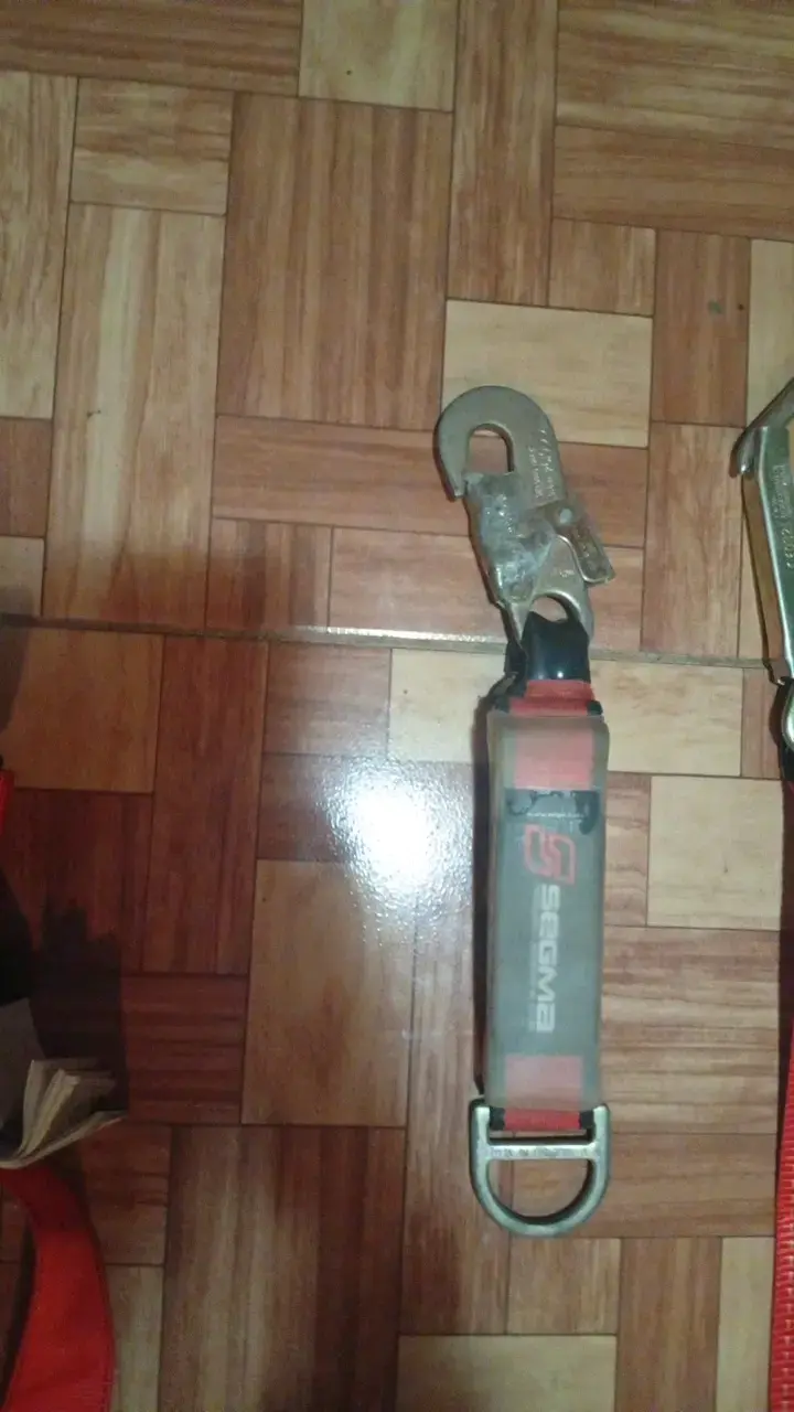 Arnés de seguridad rojo con ganchos - 3
