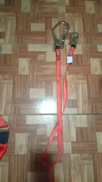 Arnés de seguridad rojo con ganchos - miniatura 4