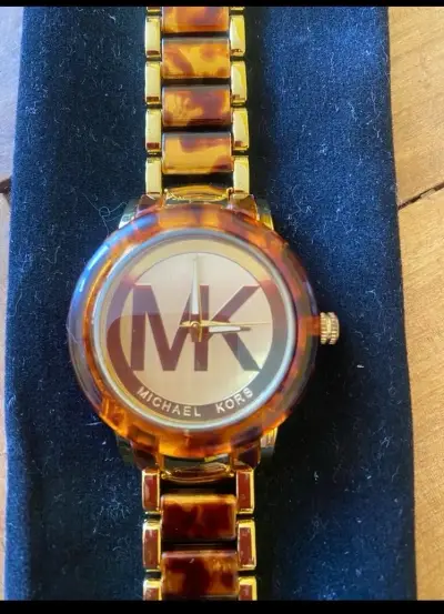 Reloj Michael Kors dorado con correa de resina - miniatura 1