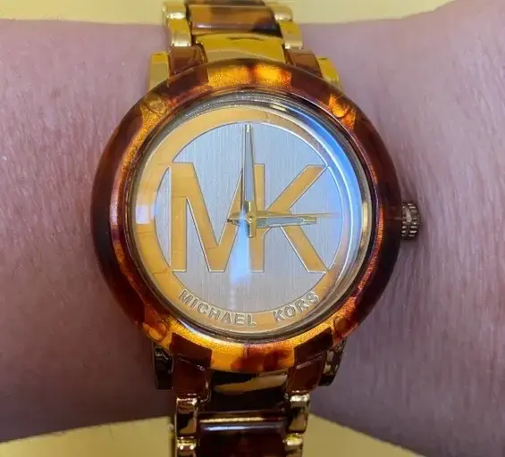 Reloj Michael Kors dorado con correa de resina - 2